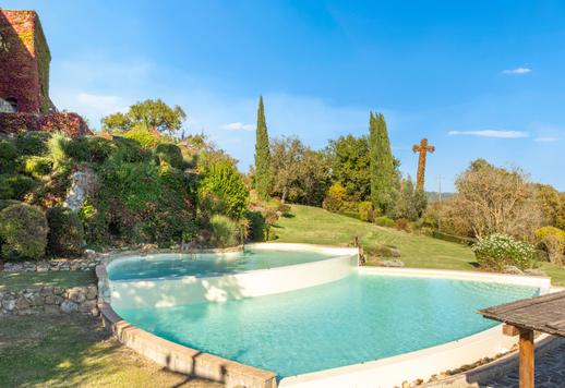 シエナの丘の景色とデザイナープールを備えた魅力的な農業リゾートが販売中 Image 3