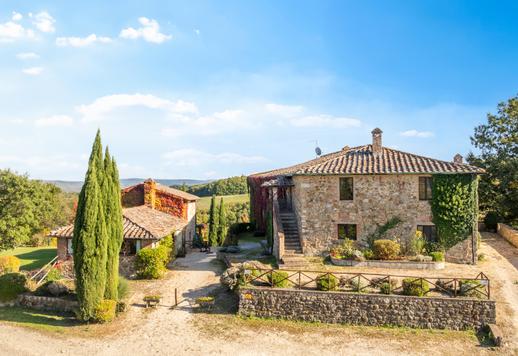 シエナの丘の景色とデザイナープールを備えた魅力的な農業リゾートが販売中 Image 6