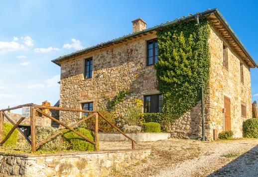 シエナの丘の景色とデザイナープールを備えた魅力的な農業リゾートが販売中 Image 9