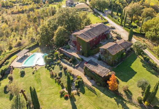 シエナの丘の景色とデザイナープールを備えた魅力的な農業リゾートが販売中 Image 5