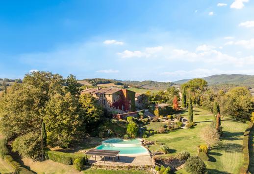 シエナの丘の景色とデザイナープールを備えた魅力的な農業リゾートが販売中 Image 4