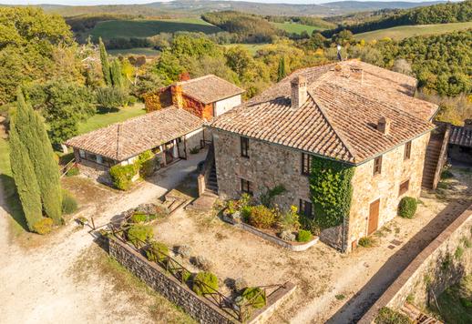 シエナの丘の景色とデザイナープールを備えた魅力的な農業リゾートが販売中 Image 7