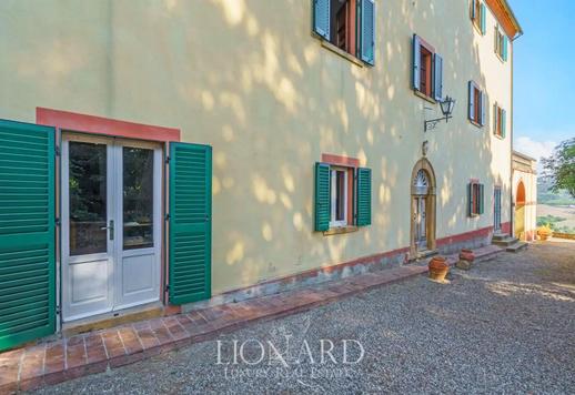 Elegante casa señorial con encantador patio interior en venta en Casale Marittimo Image 3