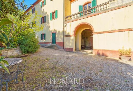 Elegante casa señorial con encantador patio interior en venta en Casale Marittimo Image 4