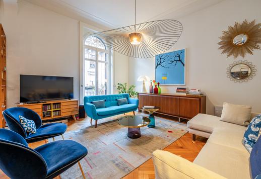 Elegantti kiinteistö, jossa on suuri sali ja design-huonekalut, myytävänä Milanon sydämessä Image 2