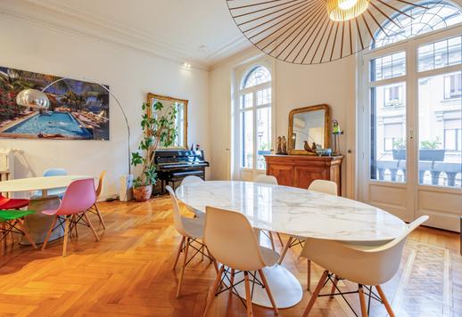 Elegantti kiinteistö, jossa on suuri sali ja design-huonekalut, myytävänä Milanon sydämessä Image 9