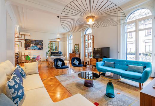 Elegantti kiinteistö, jossa on suuri sali ja design-huonekalut, myytävänä Milanon sydämessä Image 1