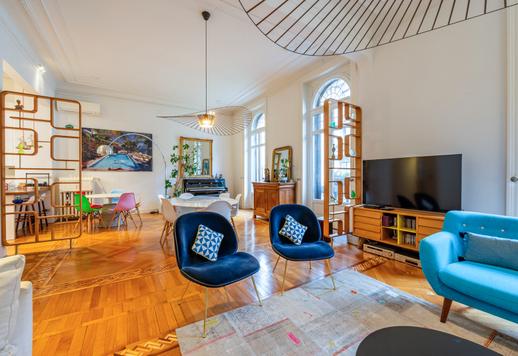 Elegantti kiinteistö, jossa on suuri sali ja design-huonekalut, myytävänä Milanon sydämessä Image 4