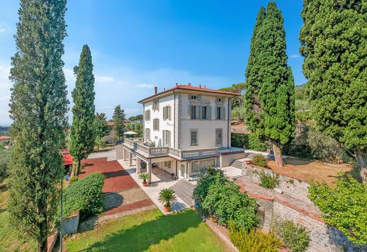 Élégante demeure d'époque avec vue sur Montecatini Alto et piscine privée à vendre à Pistoia Image 1