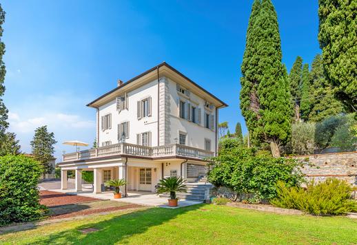 Élégante demeure d'époque avec vue sur Montecatini Alto et piscine privée à vendre à Pistoia Image 2