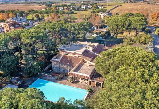 Nieruchomość Iconi o powierzchni 1600 m² z ogrodem o powierzchni 10 000 m², kortem tenisowym i boiskiem do piłki nożnej, 21 sypialniami i 11 łazienkami w najbardziej ekskluzywnej dzielnicy Rzymu Image 1