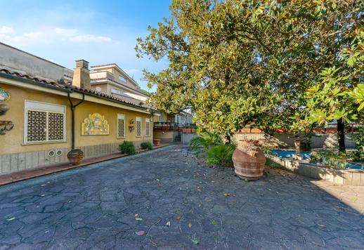 Nieruchomość Iconi o powierzchni 1600 m² z ogrodem o powierzchni 10 000 m², kortem tenisowym i boiskiem do piłki nożnej, 21 sypialniami i 11 łazienkami w najbardziej ekskluzywnej dzielnicy Rzymu Image 6