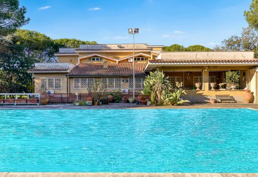 Nieruchomość Iconi o powierzchni 1600 m² z ogrodem o powierzchni 10 000 m², kortem tenisowym i boiskiem do piłki nożnej, 21 sypialniami i 11 łazienkami w najbardziej ekskluzywnej dzielnicy Rzymu Image 3