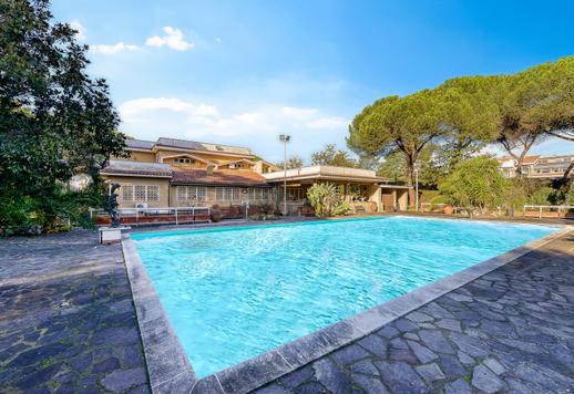 Nieruchomość Iconi o powierzchni 1600 m² z ogrodem o powierzchni 10 000 m², kortem tenisowym i boiskiem do piłki nożnej, 21 sypialniami i 11 łazienkami w najbardziej ekskluzywnej dzielnicy Rzymu Image 2