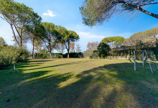 Nieruchomość Iconi o powierzchni 1600 m² z ogrodem o powierzchni 10 000 m², kortem tenisowym i boiskiem do piłki nożnej, 21 sypialniami i 11 łazienkami w najbardziej ekskluzywnej dzielnicy Rzymu Image 5