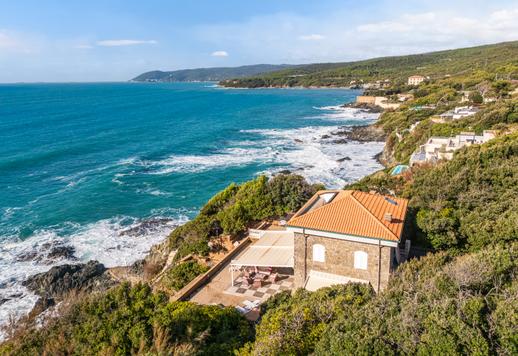 Castiglioncello&#39;da satılık, büyük teraslı ve özel su erişimli, sahil kenarındaki villada şık daire. Image 2