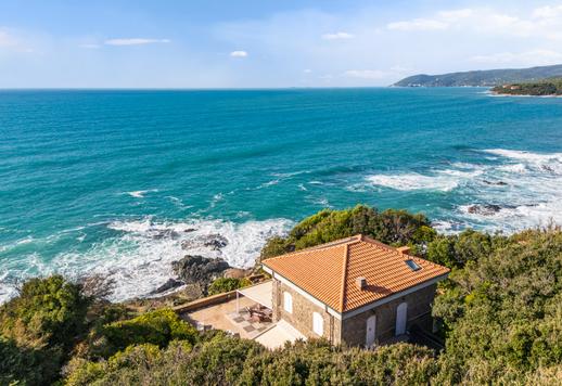 Castiglioncello&#39;da satılık, büyük teraslı ve özel su erişimli, sahil kenarındaki villada şık daire. Image 1