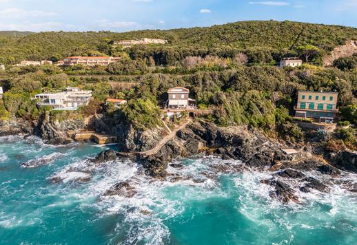 Castiglioncello&#39;da satılık, büyük teraslı ve özel su erişimli, sahil kenarındaki villada şık daire. Image 4