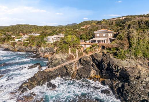 Castiglioncello&#39;da satılık, büyük teraslı ve özel su erişimli, sahil kenarındaki villada şık daire. Image 3