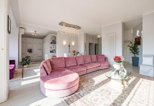 ミラノの高級なポルタ モンフォルテ地区、エレガントなヴィヴァイオ通りの裏手にある、改装済みのエレガントなアパートメントが販売中です。 Image 1