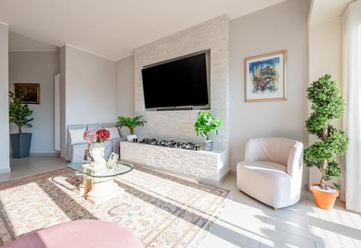 ミラノの高級なポルタ モンフォルテ地区、エレガントなヴィヴァイオ通りの裏手にある、改装済みのエレガントなアパートメントが販売中です。 Image 4