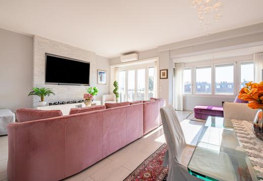 ミラノの高級なポルタ モンフォルテ地区、エレガントなヴィヴァイオ通りの裏手にある、改装済みのエレガントなアパートメントが販売中です。 Image 6