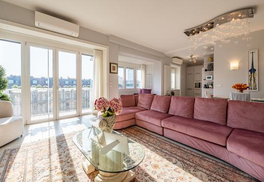 ミラノの高級なポルタ モンフォルテ地区、エレガントなヴィヴァイオ通りの裏手にある、改装済みのエレガントなアパートメントが販売中です。 Image 2