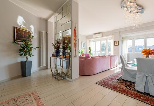 ミラノの高級なポルタ モンフォルテ地区、エレガントなヴィヴァイオ通りの裏手にある、改装済みのエレガントなアパートメントが販売中です。 Image 8