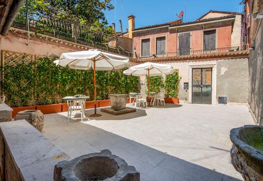 Appartement en exclusivité avec cou privée et vue sur le canal à vendre à Venise  Image 7