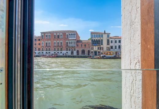 Appartement en exclusivité avec cou privée et vue sur le canal à vendre à Venise  Image 8