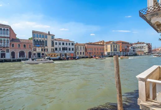 Appartement en exclusivité avec cou privée et vue sur le canal à vendre à Venise  Image 2