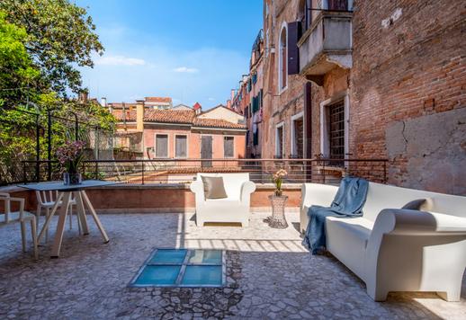Appartement en exclusivité avec cou privée et vue sur le canal à vendre à Venise  Image 4