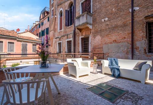 Appartement en exclusivité avec cou privée et vue sur le canal à vendre à Venise  Image 5