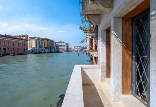 Appartement en exclusivité avec cou privée et vue sur le canal à vendre à Venise  Image 1