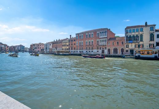 Appartement en exclusivité avec cou privée et vue sur le canal à vendre à Venise  Image 3