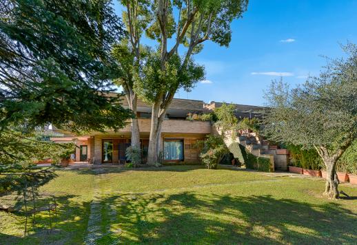 Prestigieuze woning van 650 vierkante meter met 2.000 vierkante meter tuin, met dubbele keuken, hobbyruimte en hoogwaardige afwerking Image 1