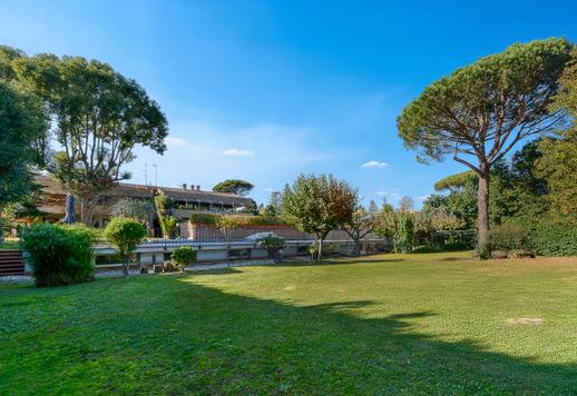 Prestigieuze woning van 650 vierkante meter met 2.000 vierkante meter tuin, met dubbele keuken, hobbyruimte en hoogwaardige afwerking Image 3