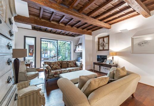 Elegant eiendom med uteområder og sjarmerende finish i hjertet av Oltrarno Image 1