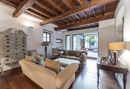 Elegant eiendom med uteområder og sjarmerende finish i hjertet av Oltrarno Image 3