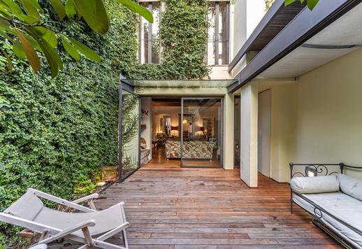 Elegant eiendom med uteområder og sjarmerende finish i hjertet av Oltrarno Image 9