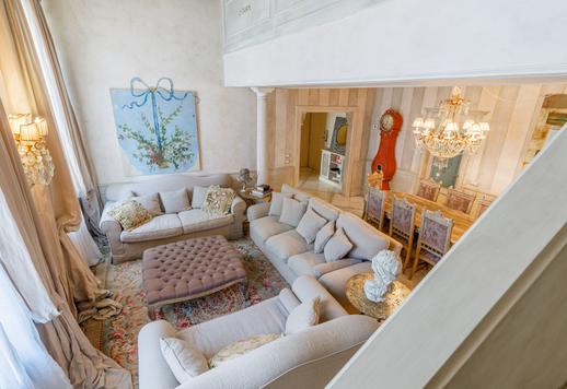 Apartamento sofisticado de 168m² no terceiro andar, com 3 quartos, 2 banheiros e mobiliário sob medida. Image 1