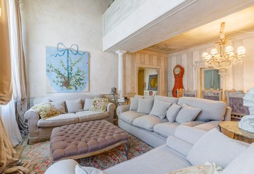 Apartamento sofisticado de 168m² no terceiro andar, com 3 quartos, 2 banheiros e mobiliário sob medida. Image 2