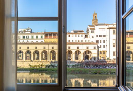 Elegante dimora di 130 mq completamente ristrutturata in Oltrarno con affaccio sull'Arno Image 2