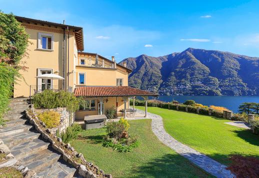 Élégante villa de luxe avec grand jardin privé et vue imprenable sur le lac de Côme à vendre à Laglio Image 4