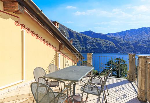 Élégante villa de luxe avec grand jardin privé et vue imprenable sur le lac de Côme à vendre à Laglio Image 8