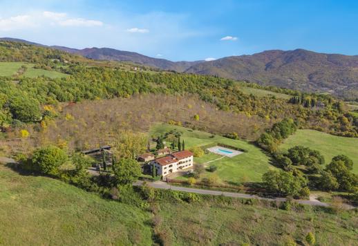 Ferme toscane avec piscine et grands espaces extérieurs à vendre à Poppi dans la campagne d'Arezzo  Image 2