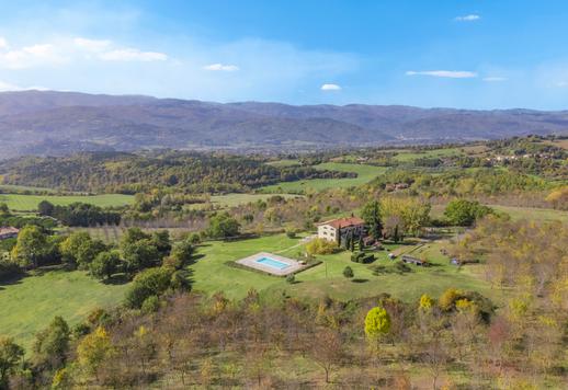 Ferme toscane avec piscine et grands espaces extérieurs à vendre à Poppi dans la campagne d'Arezzo  Image 1