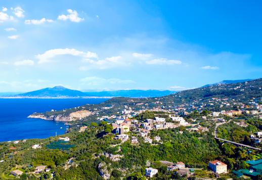 Straordinaria villa fronte mare con piscina panoramica e vista mozzafiato in vendita nel Golfo di Napoli Image 1