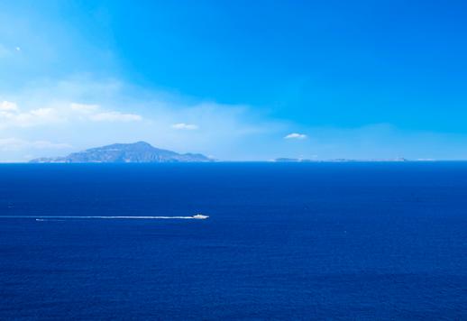 Straordinaria villa fronte mare con piscina panoramica e vista mozzafiato in vendita nel Golfo di Napoli Image 8