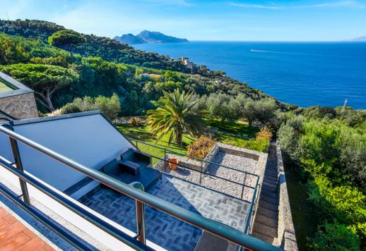Straordinaria villa fronte mare con piscina panoramica e vista mozzafiato in vendita nel Golfo di Napoli Image 3